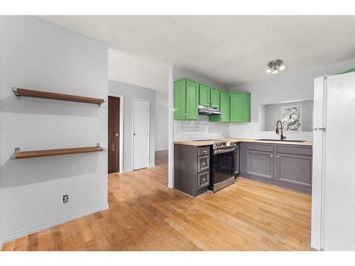 7-2210 Oakmoor Drive Sw, Calgary, AB - Indoor Photo Showing Kitchen