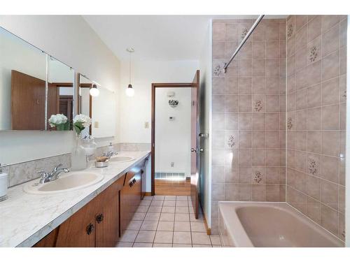 4719 Vanguard Place Nw, Calgary, AB - Indoor Photo Showing Bathroom