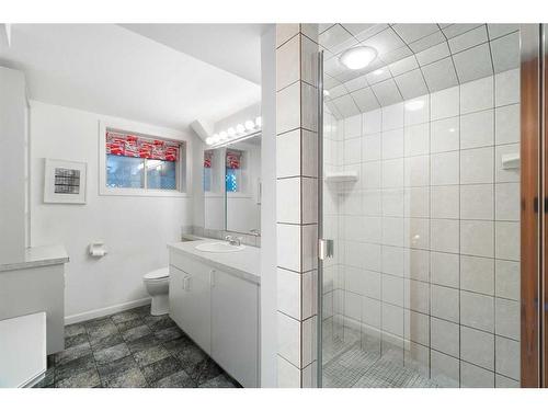 4719 Vanguard Place Nw, Calgary, AB - Indoor Photo Showing Bathroom