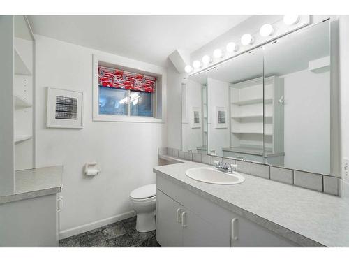 4719 Vanguard Place Nw, Calgary, AB - Indoor Photo Showing Bathroom