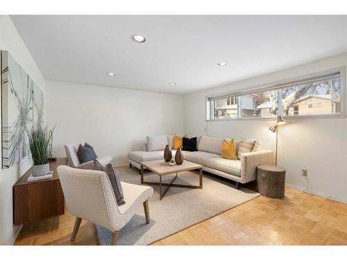 4719 Vanguard Place Nw, Calgary, AB - Indoor Photo Showing Living Room