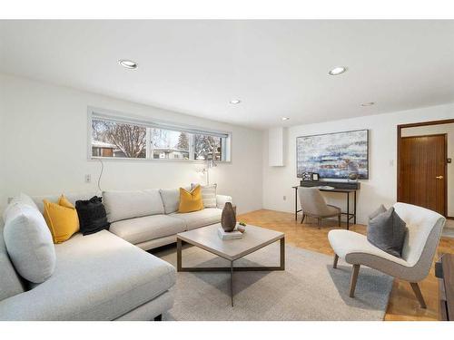 4719 Vanguard Place Nw, Calgary, AB - Indoor Photo Showing Living Room