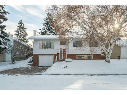 4719 Vanguard Place Nw, Calgary, AB - Outdoor With Facade