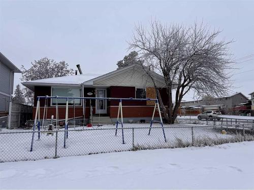 901 38 Street Se, Calgary, AB - Outdoor With Facade