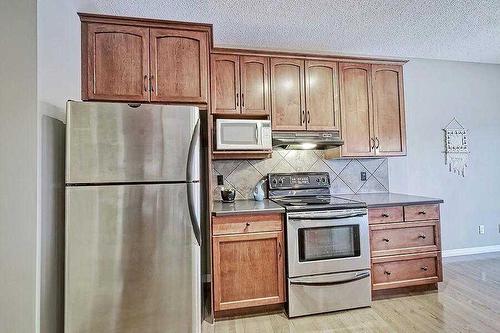 200 Saddlecrest Way Ne, Calgary, AB - Indoor Photo Showing Kitchen