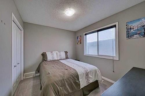 200 Saddlecrest Way Ne, Calgary, AB - Indoor Photo Showing Bedroom