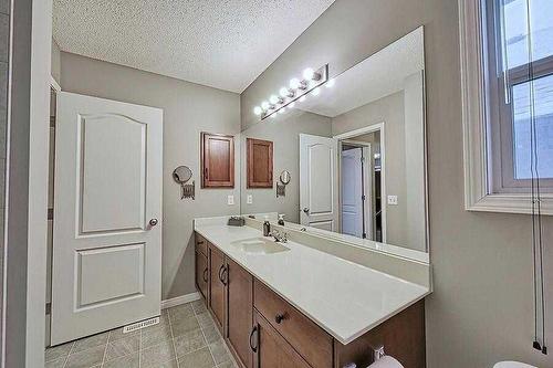 200 Saddlecrest Way Ne, Calgary, AB - Indoor Photo Showing Bathroom