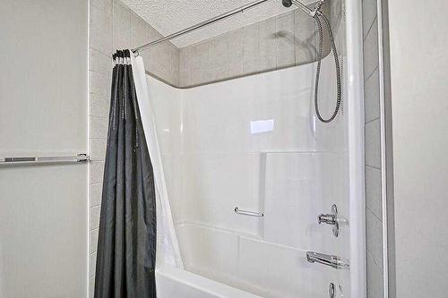 200 Saddlecrest Way Ne, Calgary, AB - Indoor Photo Showing Bathroom