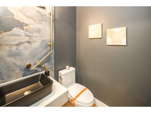 2630 Erlton Street Sw, Calgary, AB - Indoor Photo Showing Bathroom