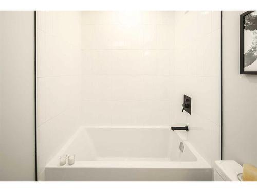 2630 Erlton Street Sw, Calgary, AB - Indoor Photo Showing Bathroom