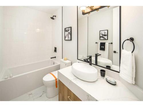 2630 Erlton Street Sw, Calgary, AB - Indoor Photo Showing Bathroom