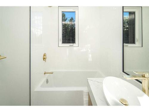 2630 Erlton Street Sw, Calgary, AB - Indoor Photo Showing Bathroom