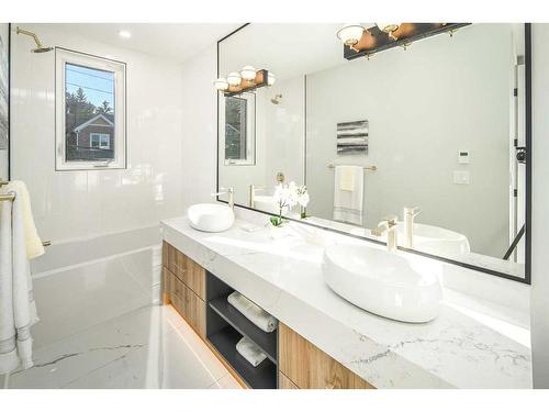 2630 Erlton Street Sw, Calgary, AB - Indoor Photo Showing Bathroom