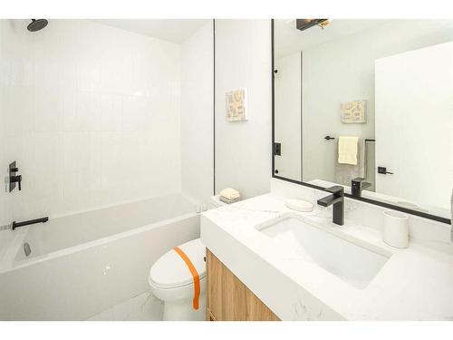 2630 Erlton Street Sw, Calgary, AB - Indoor Photo Showing Bathroom