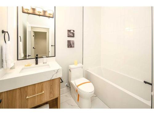 2630 Erlton Street Sw, Calgary, AB - Indoor Photo Showing Bathroom