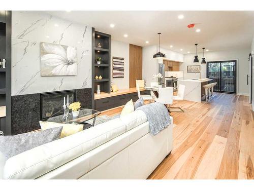 2630 Erlton Street Sw, Calgary, AB - Indoor Photo Showing Living Room