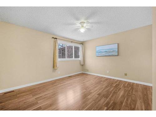 442-406 Blackthorn Road Ne, Calgary, AB - Indoor Photo Showing Other Room