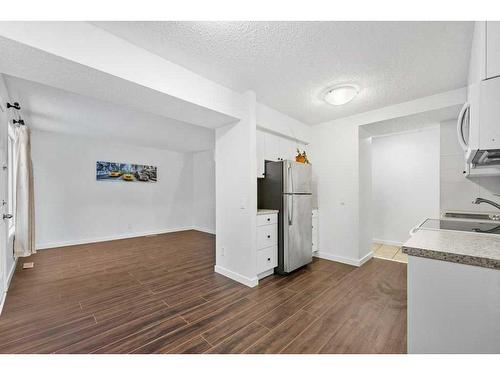 442-406 Blackthorn Road Ne, Calgary, AB - Indoor Photo Showing Kitchen