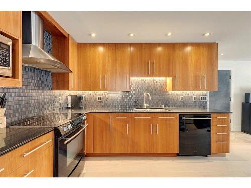 3-1611 26 Avenue Sw, Calgary, AB - Indoor Photo Showing Kitchen