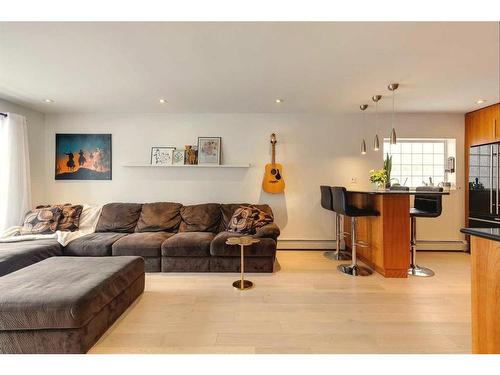 3-1611 26 Avenue Sw, Calgary, AB - Indoor Photo Showing Living Room