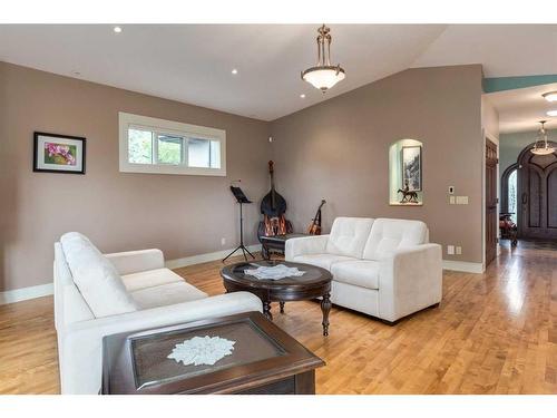 1827 11 Avenue Nw, Calgary, AB - Indoor Photo Showing Living Room