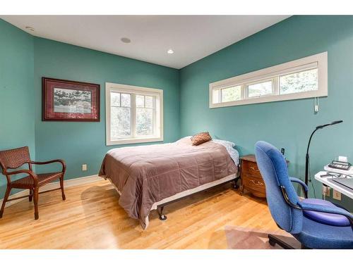 1827 11 Avenue Nw, Calgary, AB - Indoor Photo Showing Bedroom