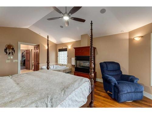 1827 11 Avenue Nw, Calgary, AB - Indoor Photo Showing Bedroom