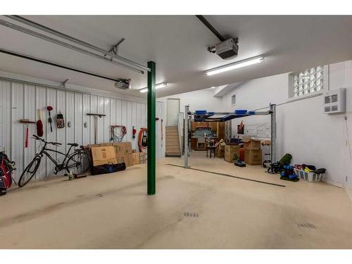 1827 11 Avenue Nw, Calgary, AB - Indoor Photo Showing Garage