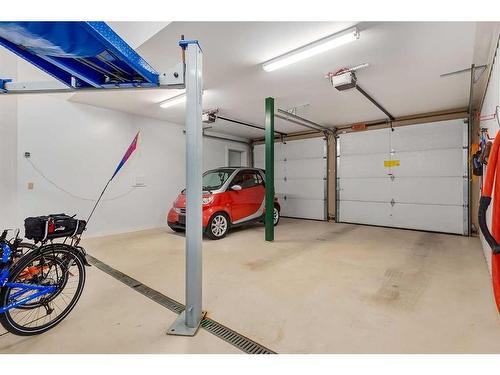 1827 11 Avenue Nw, Calgary, AB - Indoor Photo Showing Garage