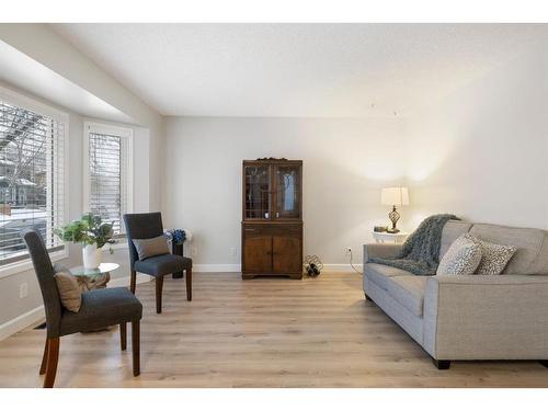 66 Erin Crescent Se, Calgary, AB - Indoor Photo Showing Living Room