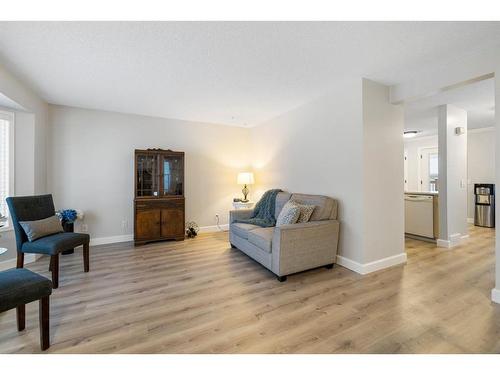 66 Erin Crescent Se, Calgary, AB - Indoor Photo Showing Living Room