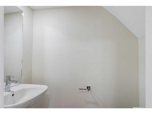 308-156 Park Street, Cochrane, AB - Indoor Photo Showing Bathroom