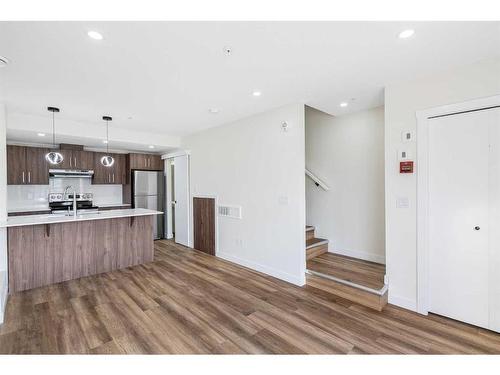 308-156 Park Street, Cochrane, AB - Indoor Photo Showing Kitchen