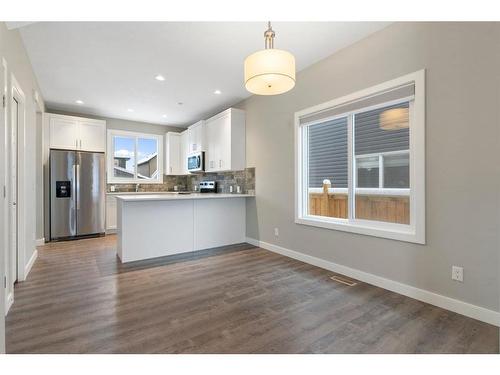 128 Heartland Boulevard, Cochrane, AB - Indoor Photo Showing Kitchen