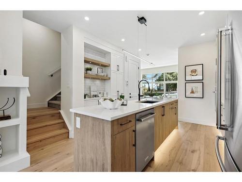 1423 Child Avenue Ne, Calgary, AB - Indoor Photo Showing Kitchen With Upgraded Kitchen