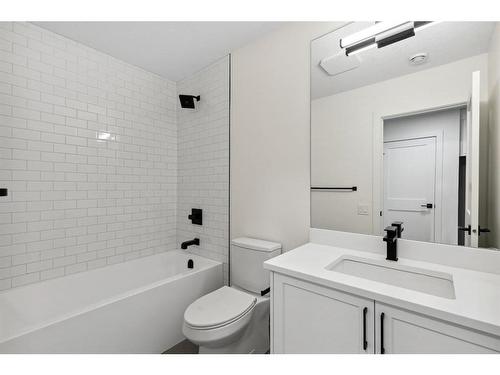 1423 Child Avenue Ne, Calgary, AB - Indoor Photo Showing Bathroom