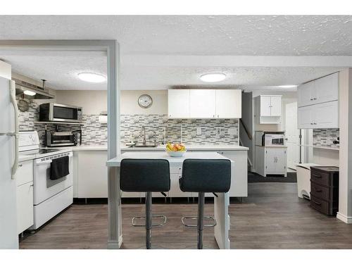 84 Glendale Way, Cochrane, AB - Indoor Photo Showing Kitchen