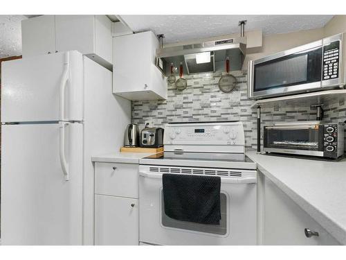 84 Glendale Way, Cochrane, AB - Indoor Photo Showing Kitchen