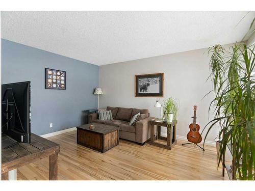 84 Glendale Way, Cochrane, AB - Indoor Photo Showing Living Room