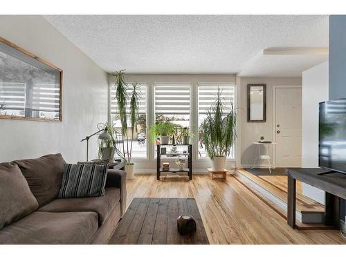 84 Glendale Way, Cochrane, AB - Indoor Photo Showing Living Room