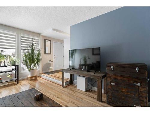 84 Glendale Way, Cochrane, AB - Indoor Photo Showing Living Room