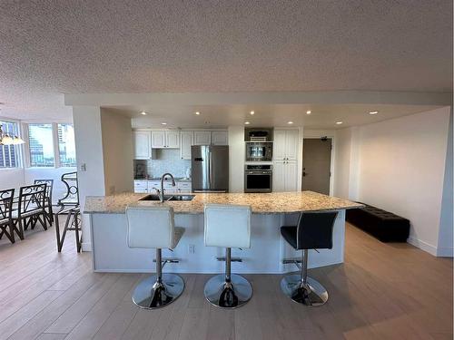 1509-738 3 Avenue Sw, Calgary, AB - Indoor Photo Showing Kitchen With Double Sink With Upgraded Kitchen