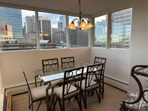 1509-738 3 Avenue Sw, Calgary, AB - Indoor Photo Showing Dining Room