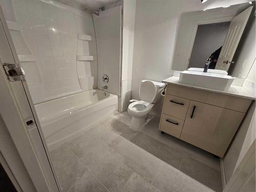 2928 Doverville Crescent Se, Calgary, AB - Indoor Photo Showing Bathroom