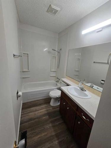 2928 Doverville Crescent Se, Calgary, AB - Indoor Photo Showing Bathroom