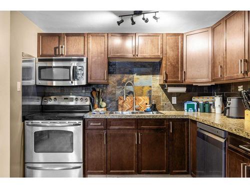 8-630 3Rd Street, Canmore, AB - Indoor Photo Showing Kitchen