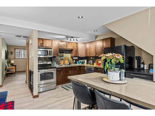 8-630 3Rd Street, Canmore, AB - Indoor Photo Showing Kitchen