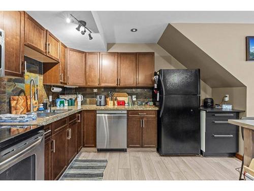 8-630 3Rd Street, Canmore, AB - Indoor Photo Showing Kitchen