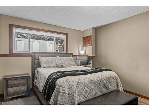 8-630 3Rd Street, Canmore, AB - Indoor Photo Showing Bedroom