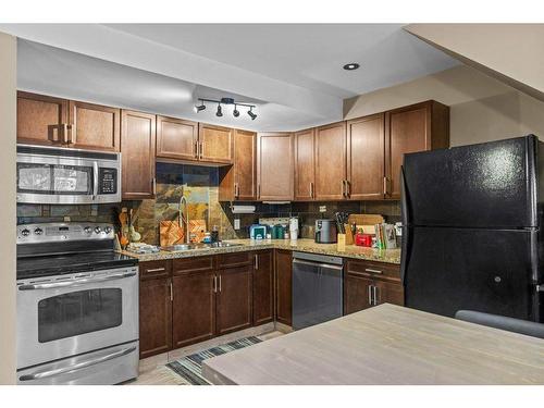 8-630 3Rd Street, Canmore, AB - Indoor Photo Showing Kitchen